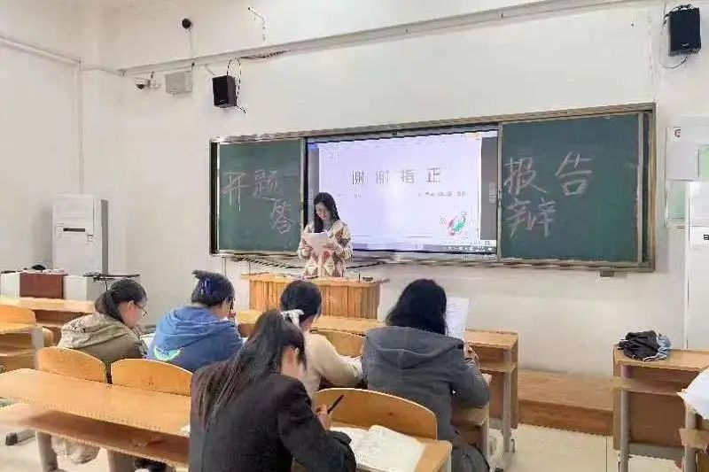 并向师生们展示了自己多日苦心钻研的毕