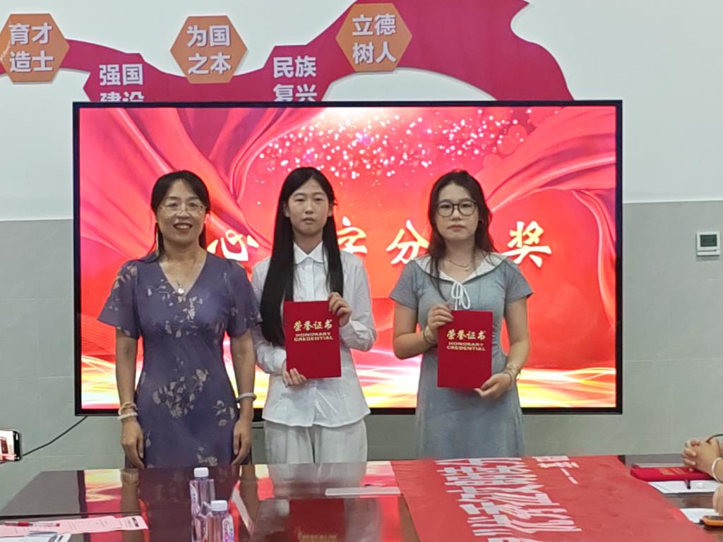 观众代表共同参与活动