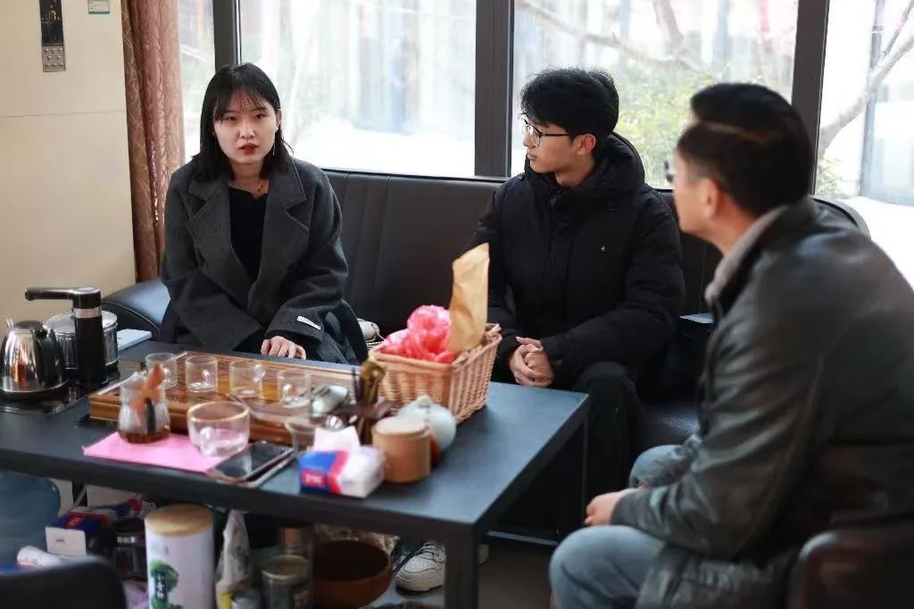 共同见证了这一意义非凡的时刻