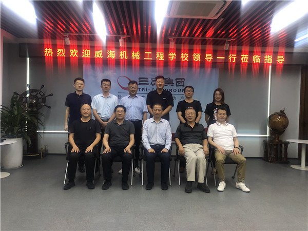 微信图片_20200727185627.jpg 来宾们在校领导的陪同下参观了机械工程