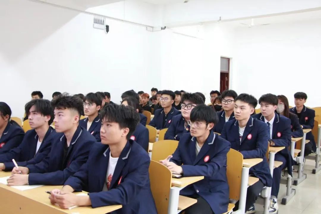 主讲人团总支副书记程琦