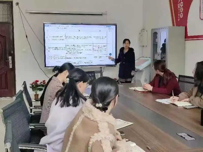 院长韩蕾主讲