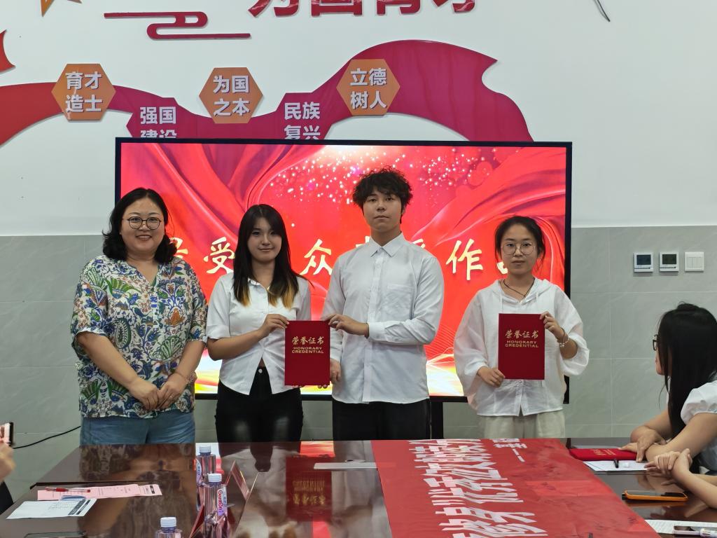 追光社冯钰骅担任主持人